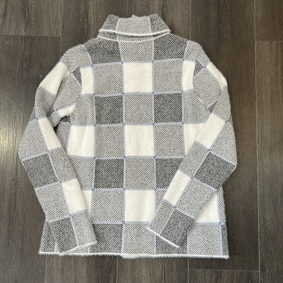 Shacket - Picture 5 of 6